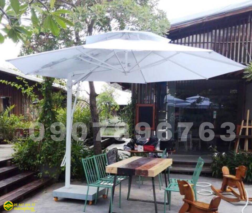 Dù tròn lệch tâm quán cafe