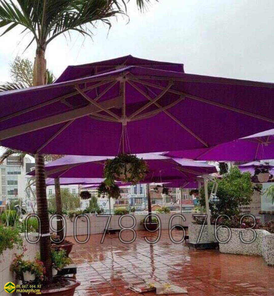 Dù tròn lệch tâm quán cafe