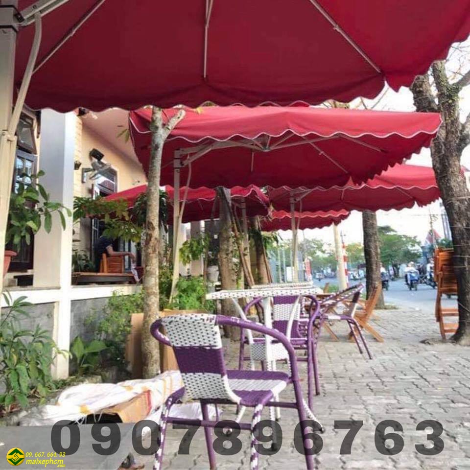 Dù lệch tâm quán cafe
