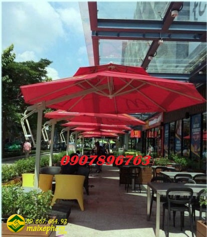 Dù tròn lệch tâm quán cafe 